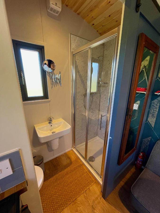 Stepping Stones Glamping Little Red Hotel แบนทรี ภายนอก รูปภาพ