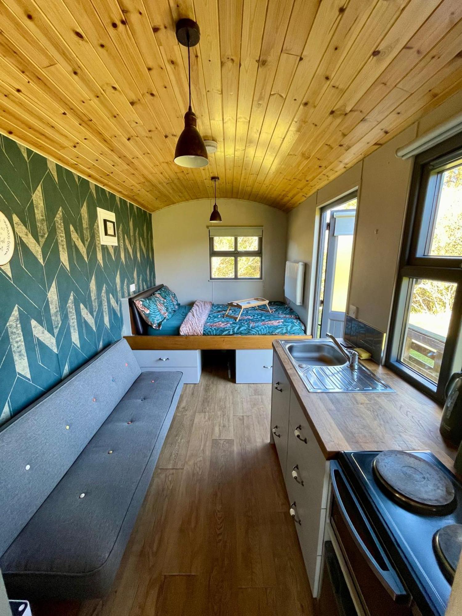 Stepping Stones Glamping Little Red Hotel แบนทรี ภายนอก รูปภาพ